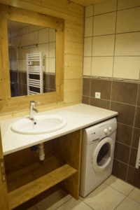 Salle de douche avec lave linge