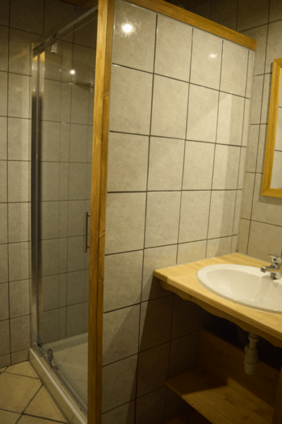 Salle de douche rez-de-chausée