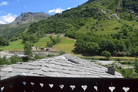 Vue du balcon de l'appartement en été