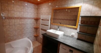 Salle de bains spacieuse avec baignoire